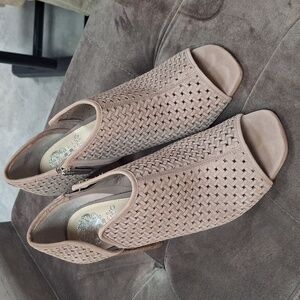 Vince Camuto heeled bootie leather size 9